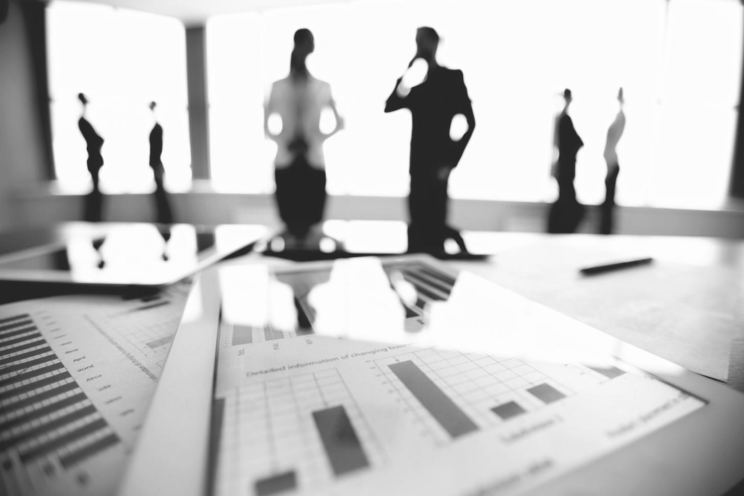 Konzentrierte Lernerin in moderner Arbeitsumgebung